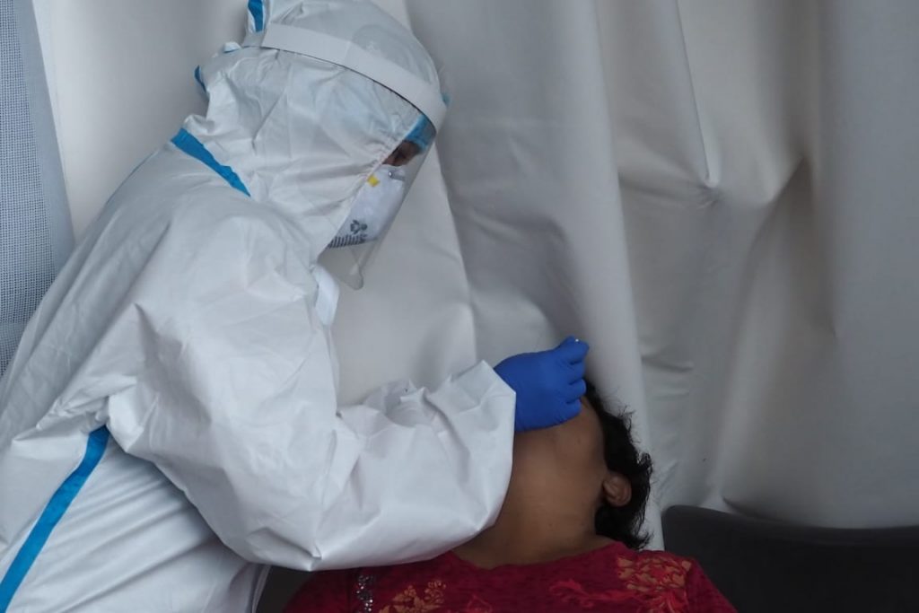 COVID-19 mantiene alta cifra de contagios en Costa Rica: 985 pacientes se sumaron en última jornada