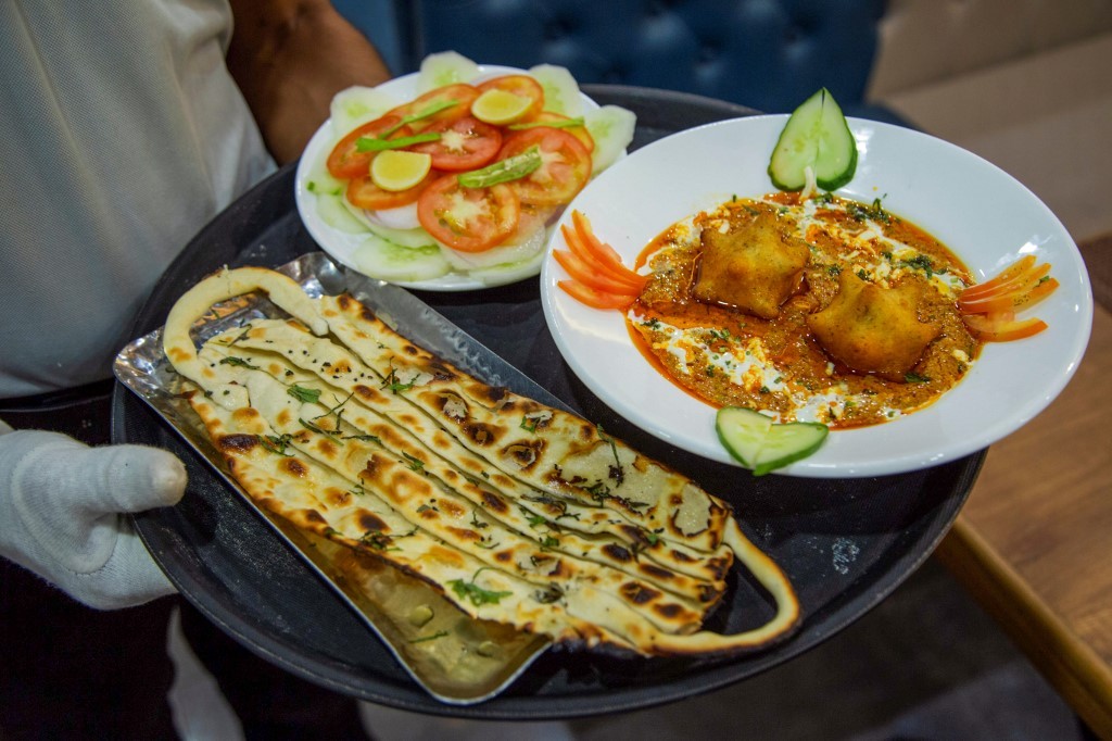 De la crisis una idea: restaurante indio apuesta por el “COVID curry” para llenar sus mesas