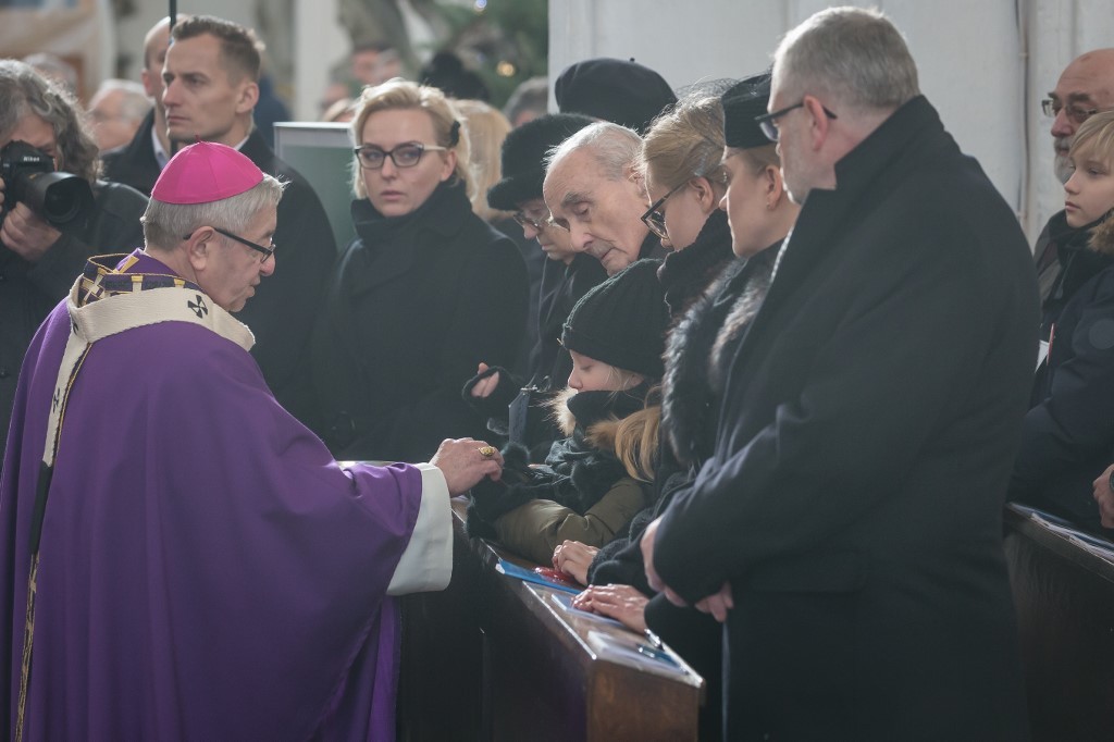 Papa acepta renuncia de controvertido arzobispo polaco acusado de encubrir pedofilia en Iglesia Católica