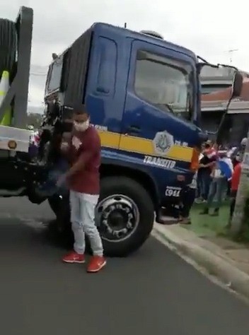 (VIDEO) Manifestante lanzó explosivo contra grúa de Tránsito, denuncian autoridadades