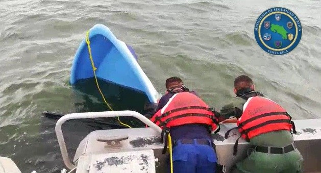 Autoridades investigan muerte de 4 personas en una lancha en el Pacífico