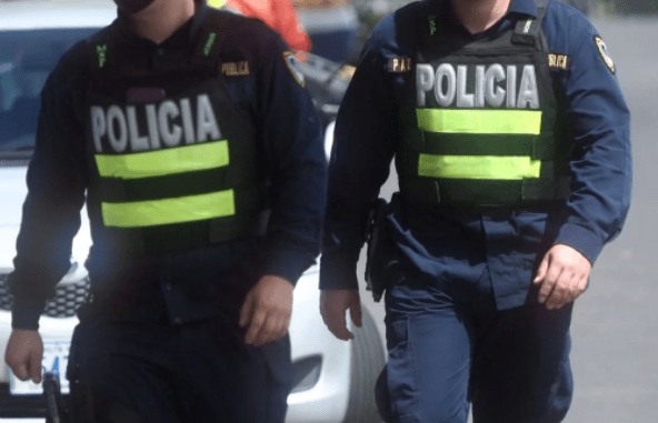 Policía se defiende tras denuncia por detención a persona que no llevaba mascarilla en vía pública