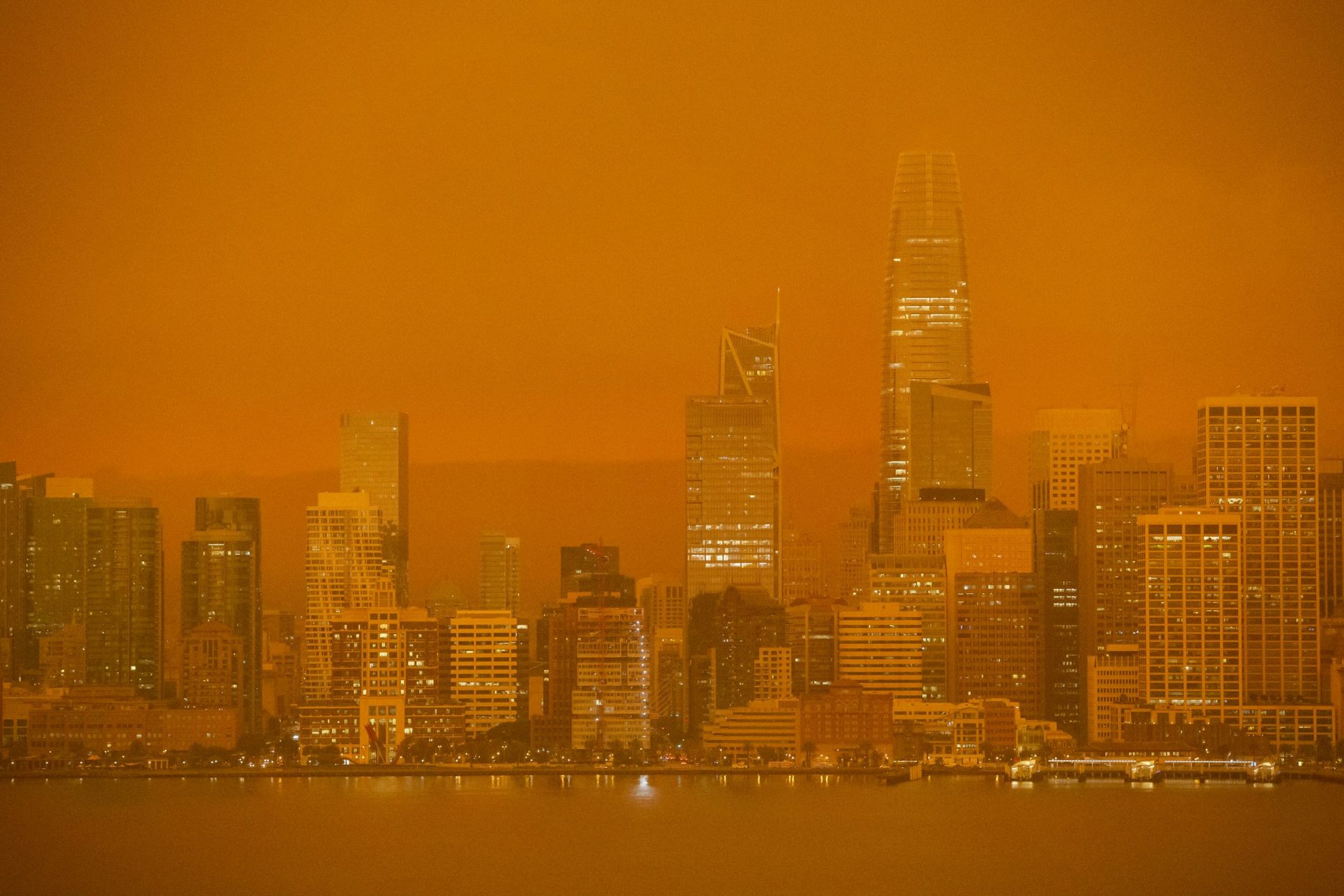 Impresionantes fotos: el cielo de San Francisco se tiñó de anaranjado por los incendios forestales