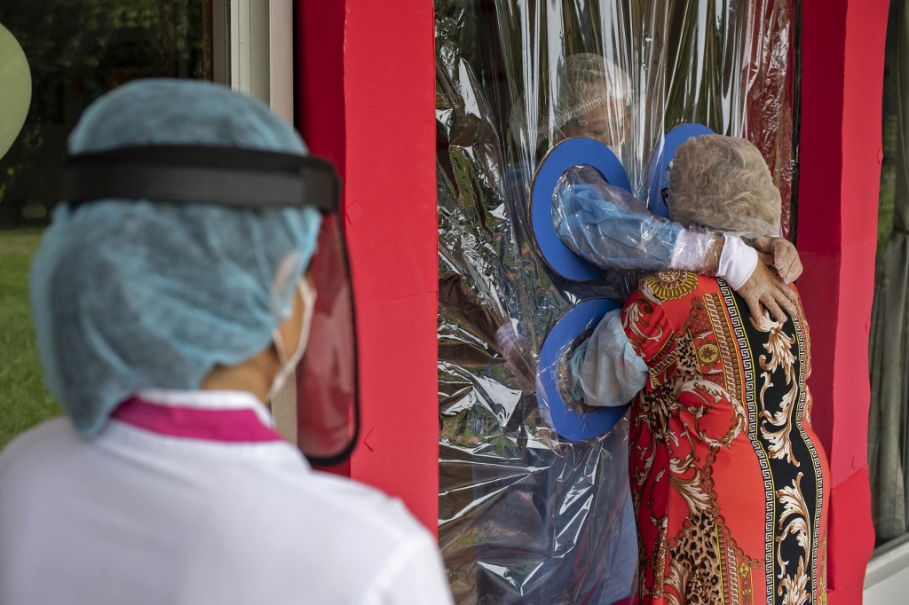 Una cortina permite abrazar a los ancianos en El Salvador