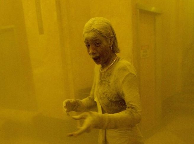 La icónica foto de Marcy Borders, la “dust lady” cubierta de polvo tras los ataques a las Torres Gemelas