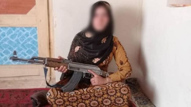 El misterio de la joven que se armó con un rifle AK-47 para defender a su familia en Afganistán