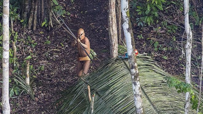 ¿Qué nos dice la muerte por un flechazo del experto en tribus sobre los misteriosos pueblos aislados del Amazonas?