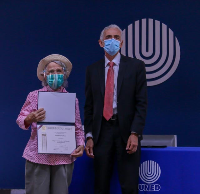 A sus 84 años, estudiante de la UNED recibe su certificado de máster