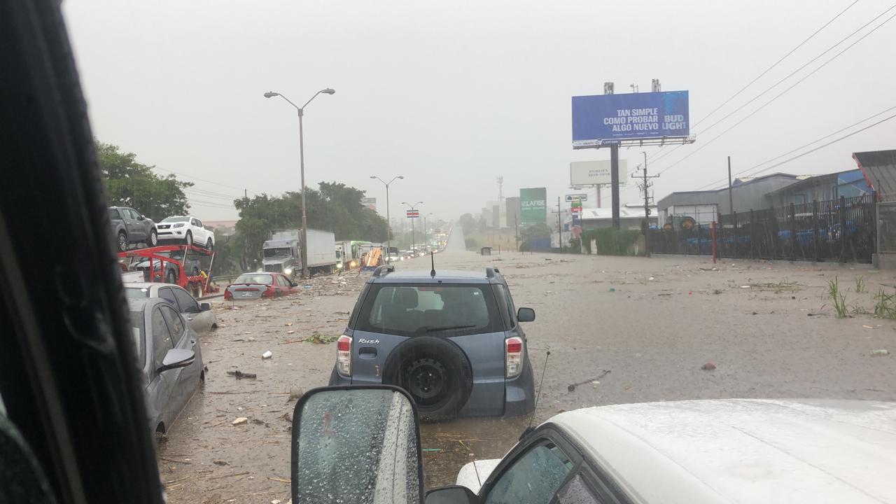 Autopista General Cañas se inunda; siete vehículos dañados