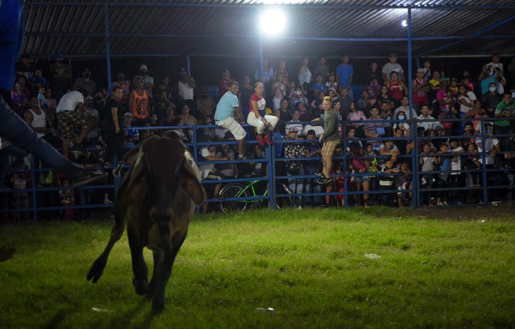 Monta de toros y quinceaños sin mascarillas: Nicaragua vive “una realidad” ajena al coronavirus