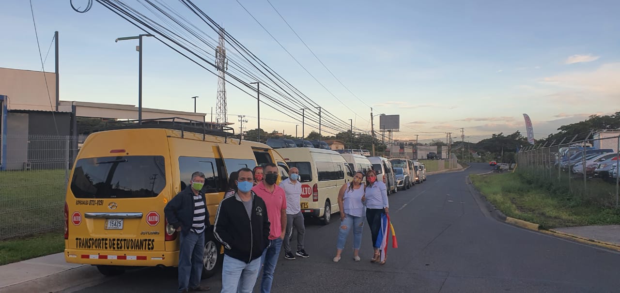 Buseteros exigen frente a casa de Carlos Alvarado el permiso negado por el CTP  para hacer excursiones