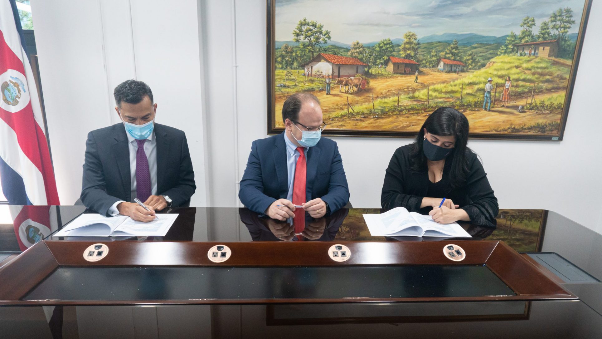 Costa Rica firma crédito con BCIE por $300 millones para avales de deudores afectados por la pandemia