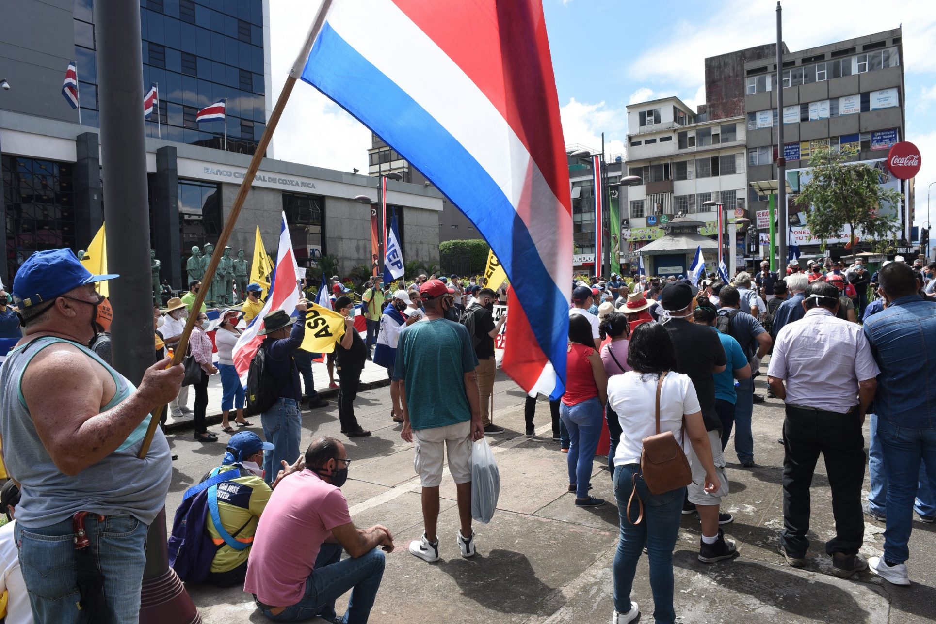 Manifestaciones en San José se concentraron frente al Banco Central, Hacienda y la Asamblea Legislativa