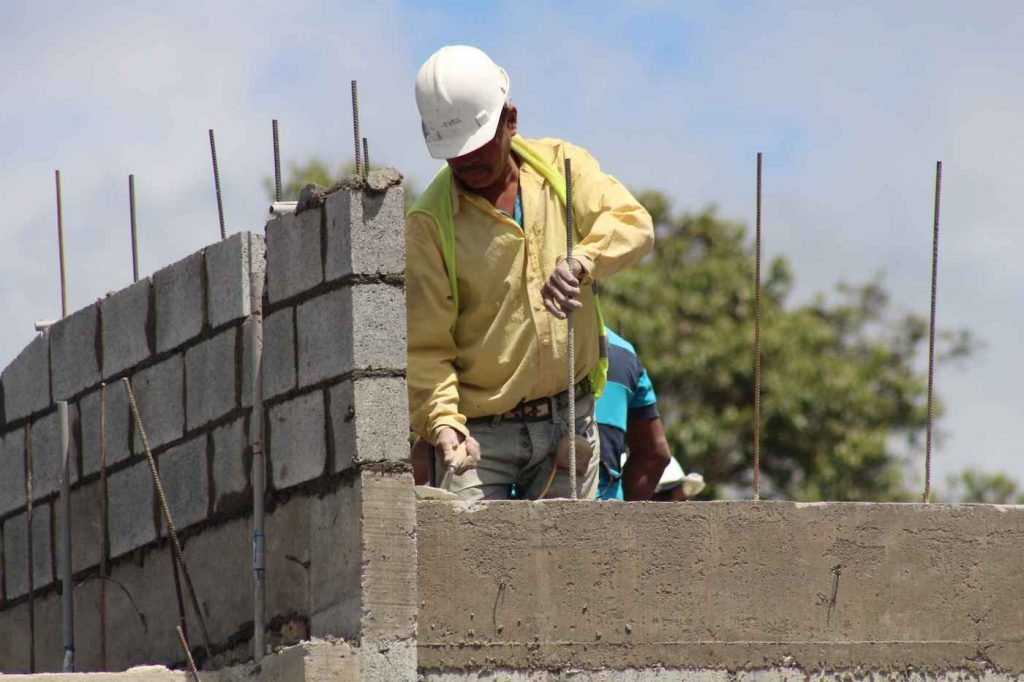 Baja en obra pública e introducción del IVA afectaría crecimiento en construcción, dice CFIA