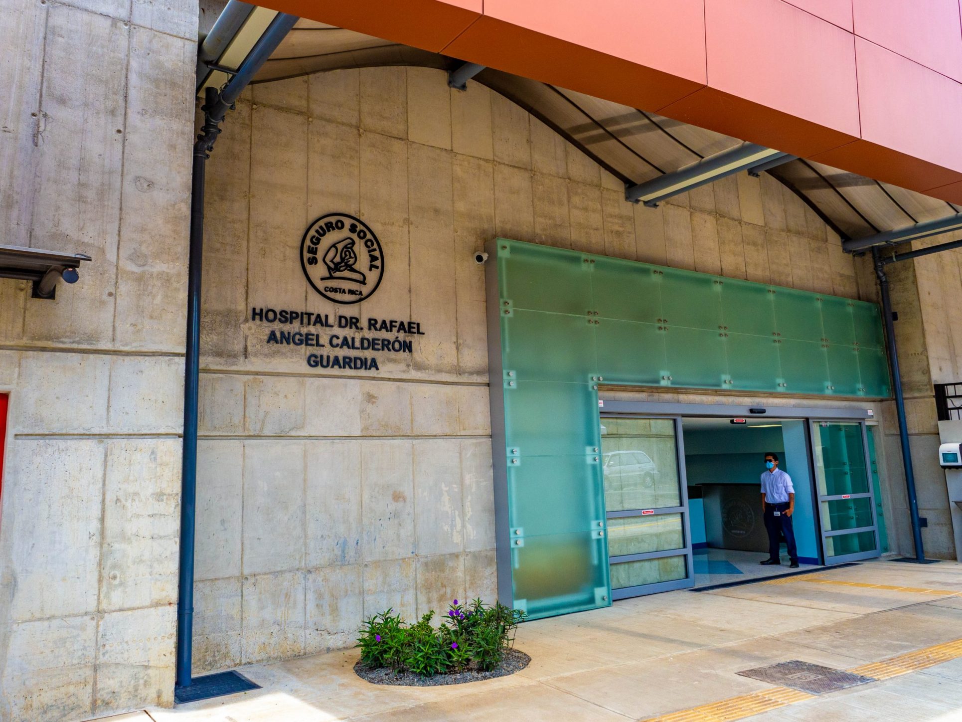Hospital Calderón Guardia necesita localizar a familiares de paciente internado