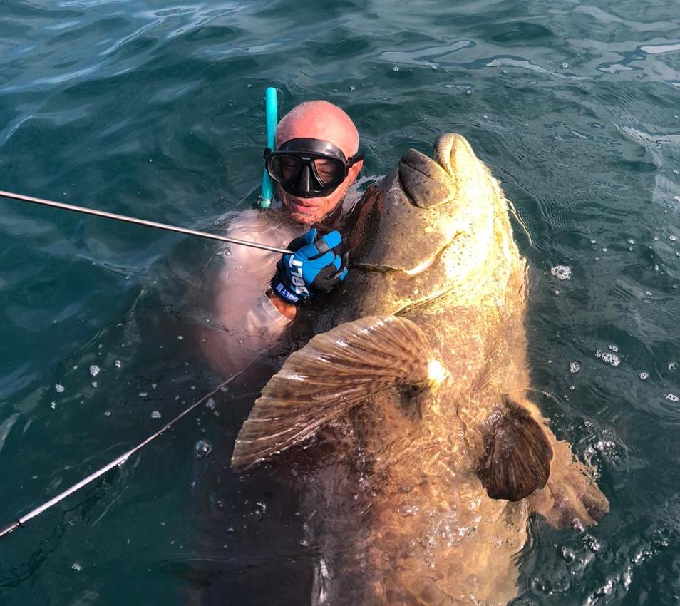 “Yo he pescado ‘dinosaurios’, atunes monstruosos”: El italo-tico famoso en Puerto Viejo por sus impresionantes pescas