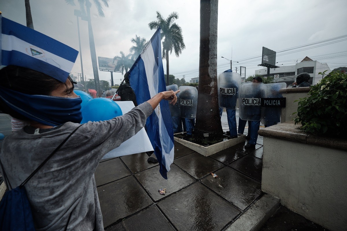 Gobierno de Daniel Ortega sigue persiguiendo a quienes venden banderas nacionales