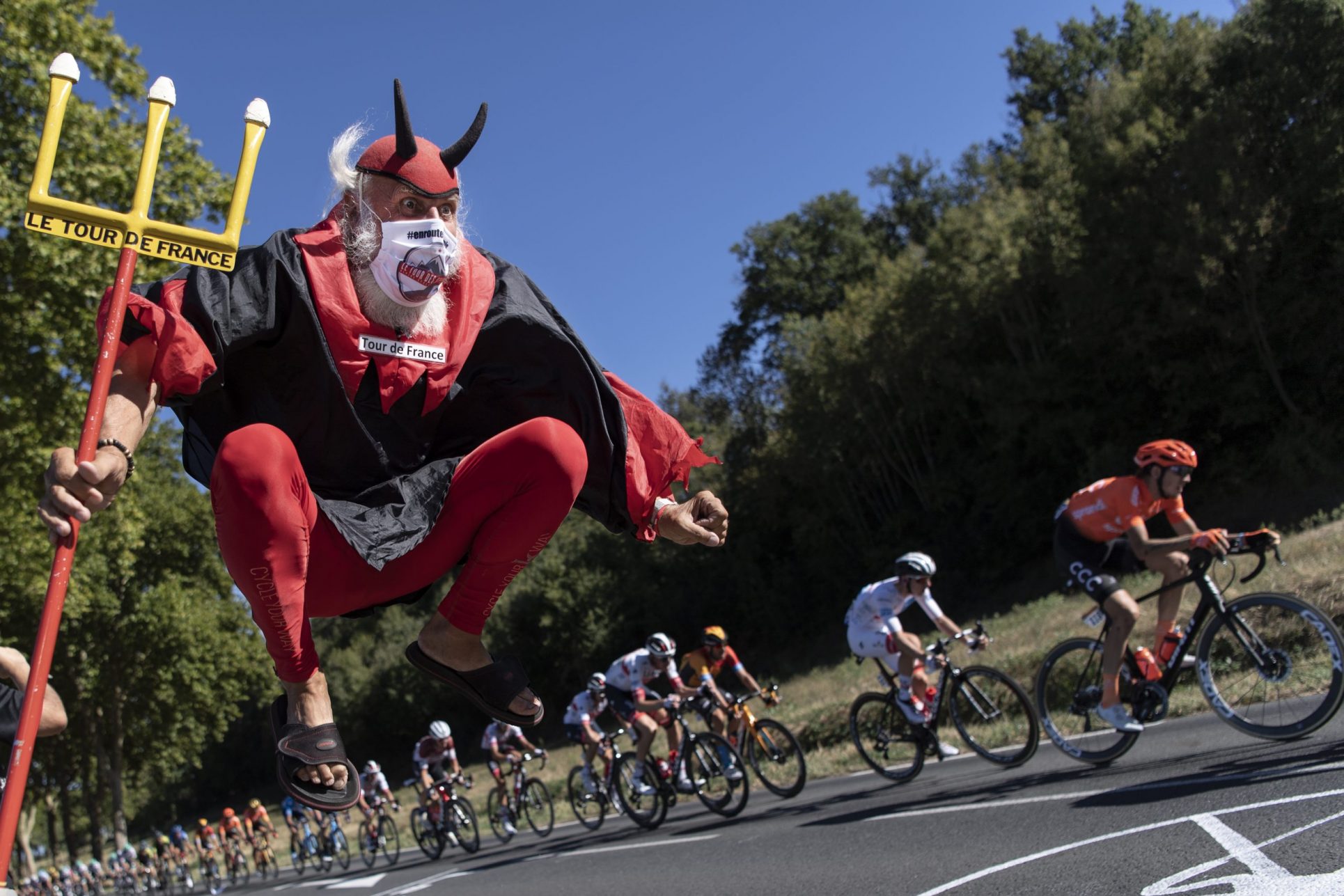 Tour de Francia: Favoritos se rezagan en la víspera del ascenso a los Pirineos