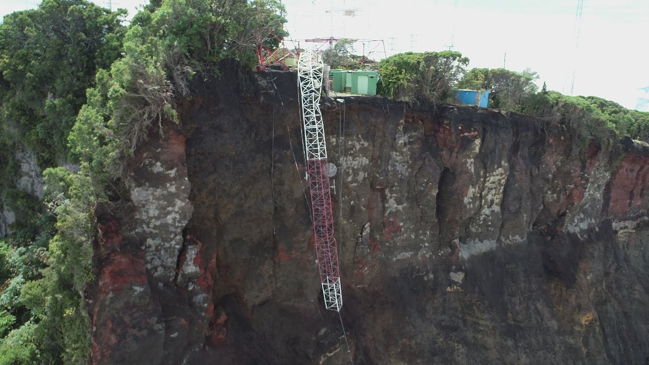 Infraestructura de la antena de Canal 23 colapsa en zona de deslizamiento del Irazú