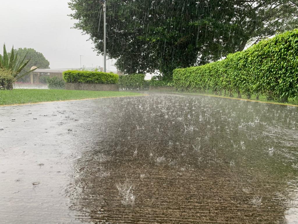 Fuertes lluvias sorprenden a ticos en varios sectores del país este martes