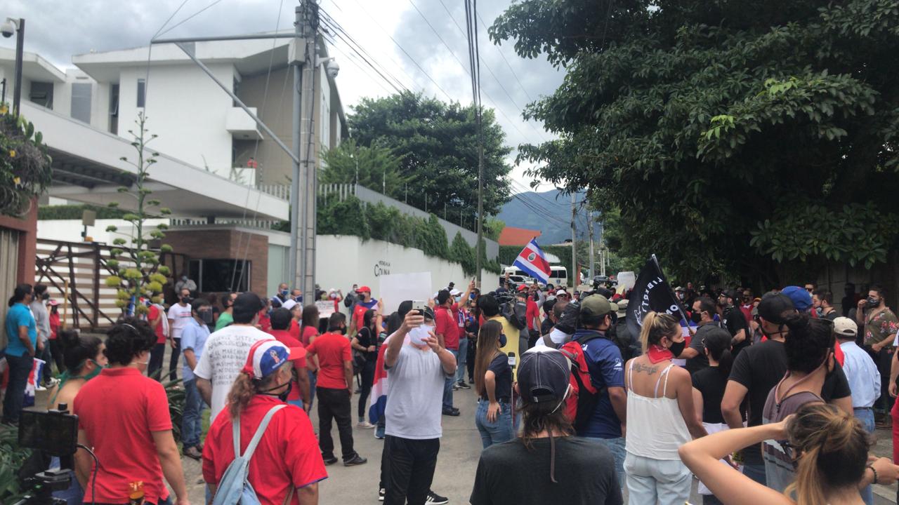 (VIDEO) Protestan frente a casa de presidente Alvarado por plan con impuestos