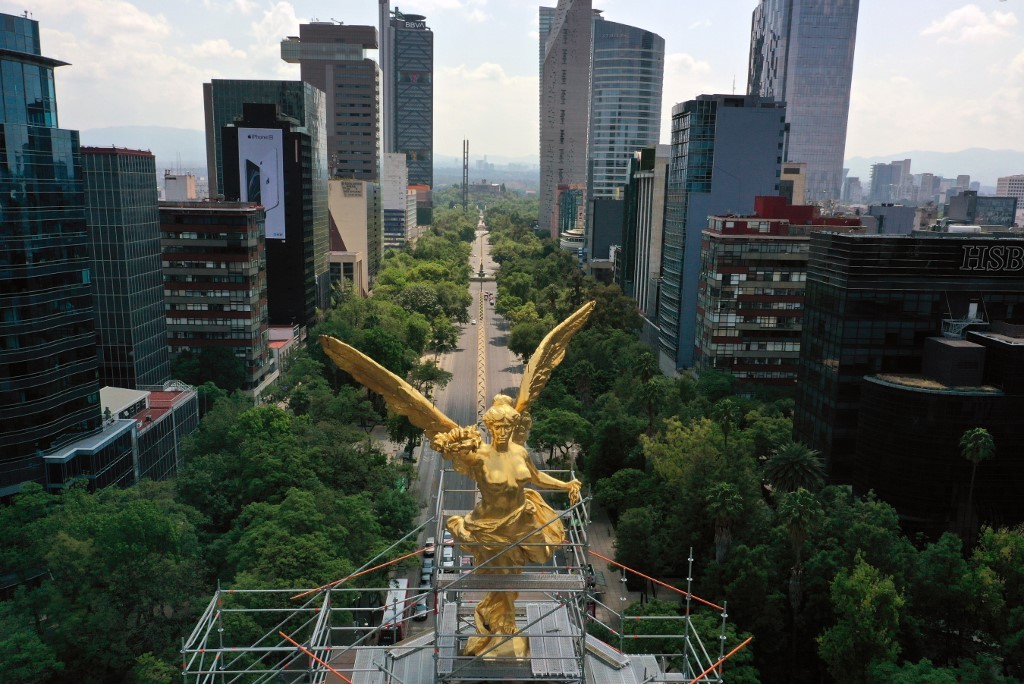 Retiran estatua de Cristobal Colón en Ciudad de México previo a protestas