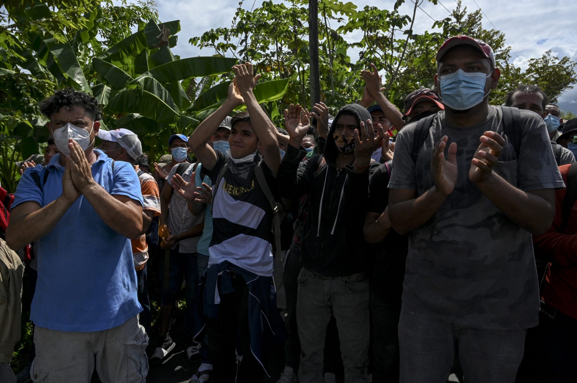 Masiva caravana de migrantes hondureños ingresa a Guatemala en ruta a EE.UU.