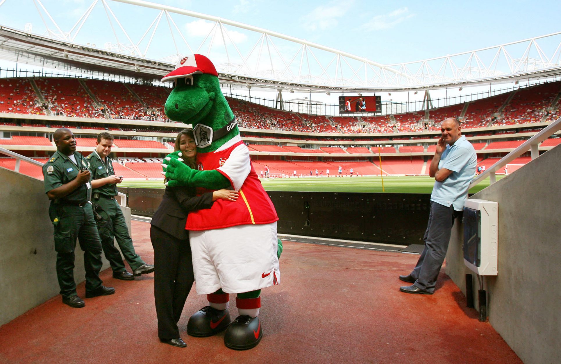 Alemán Ozil se ofrece a pagar el sueldo a mascota del Arsenal despedido del club