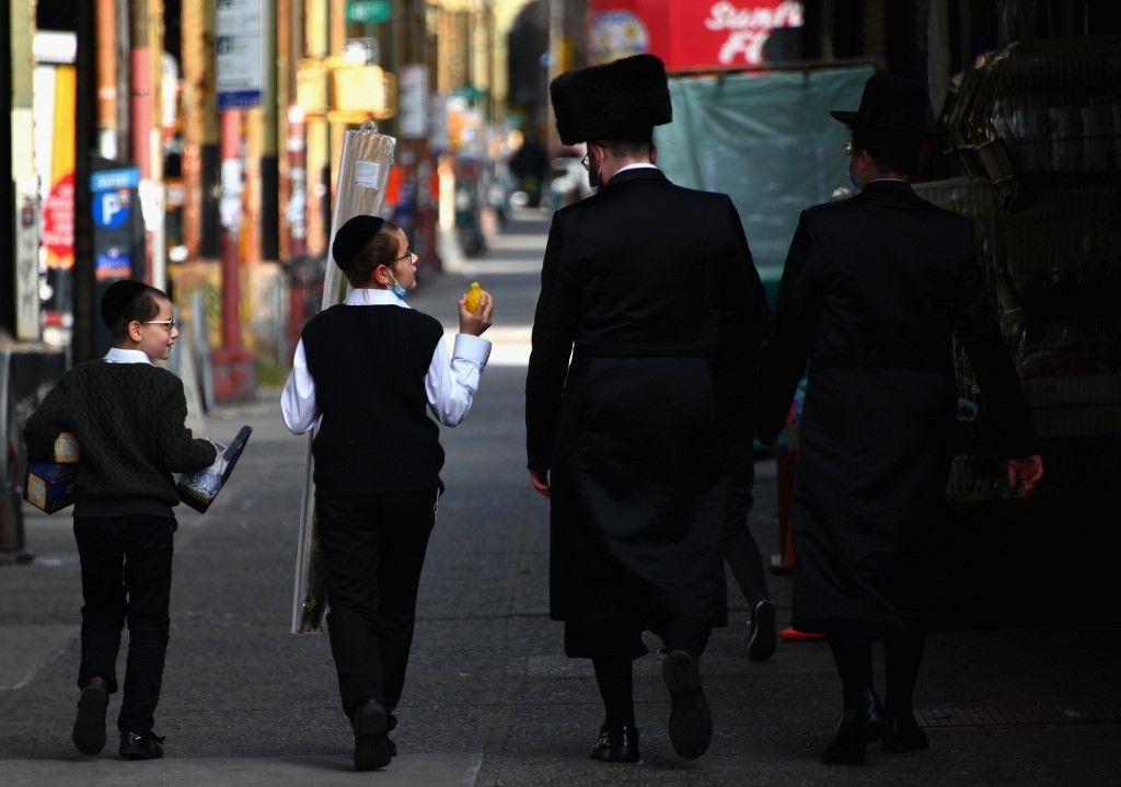 Judíos ortodoxos de Nueva York rechazan restricciones para frenar la pandemia