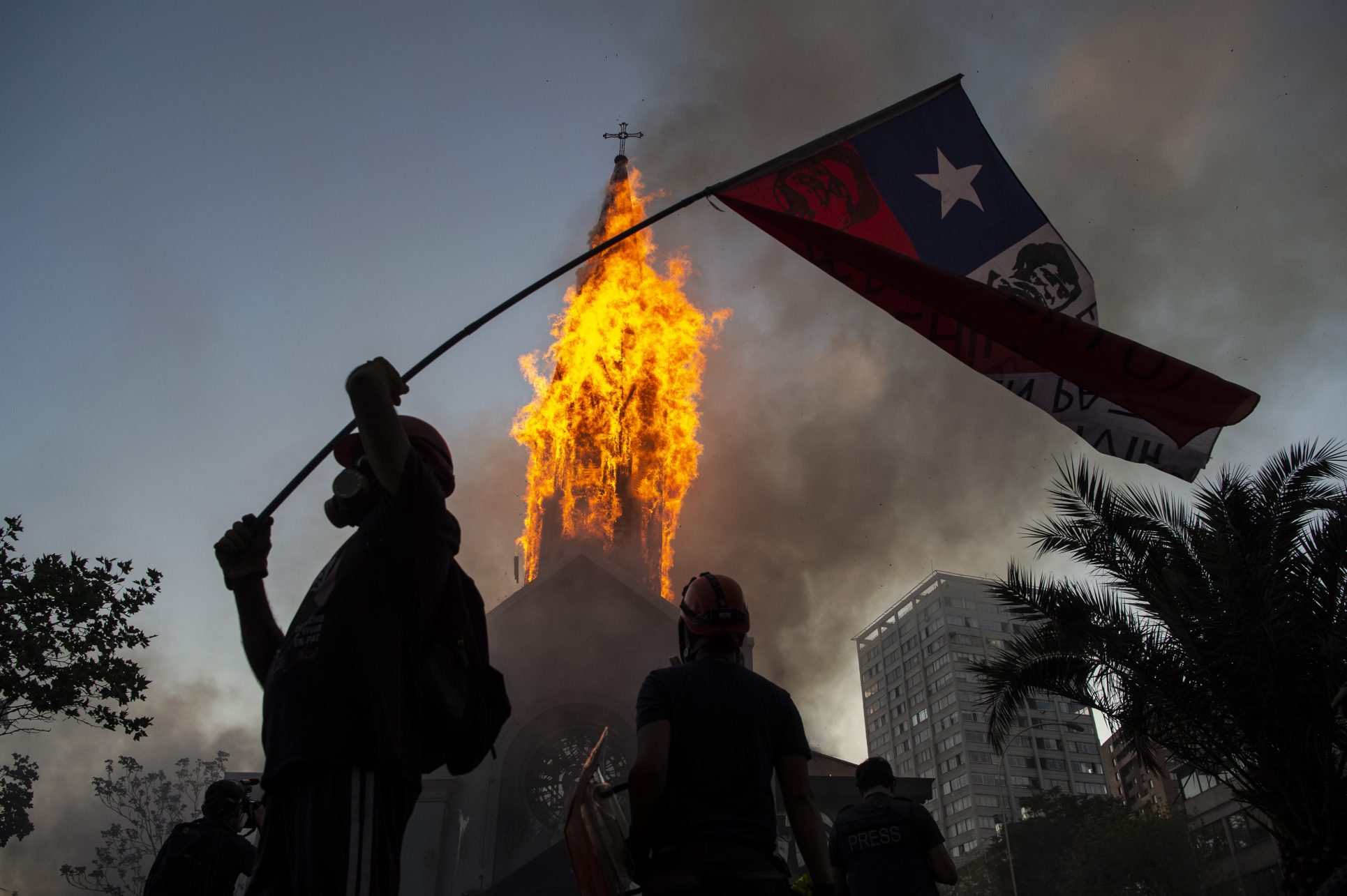 600 detenidos y dos iglesias quemadas en Chile en jornada de protestas
