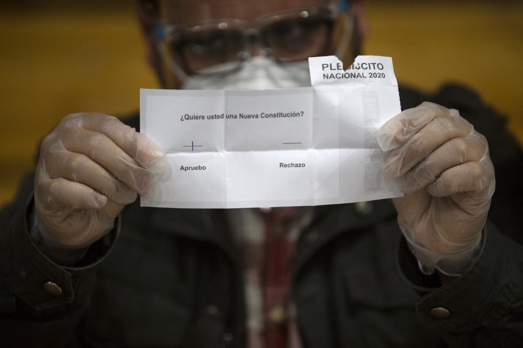 Chile vota ampliamente por hacer un cambio en la Constitución de Pinochet