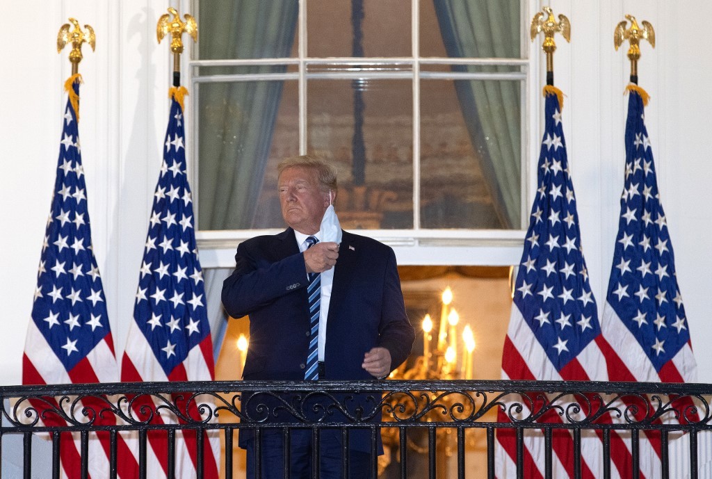 Aún en riesgo por COVID-19, Trump regresa a la Casa Blanca y se quita la mascarilla