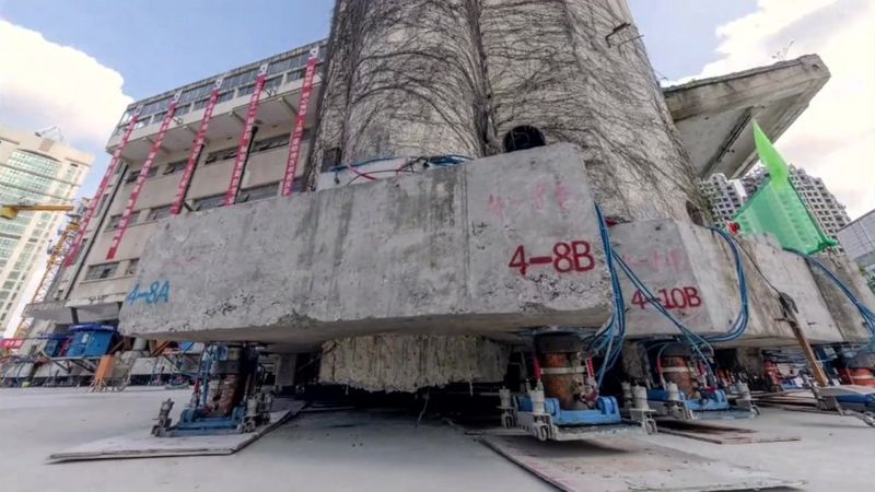 (Video) El increíble traslado de un edificio escolar de 7.600 toneladas en China
