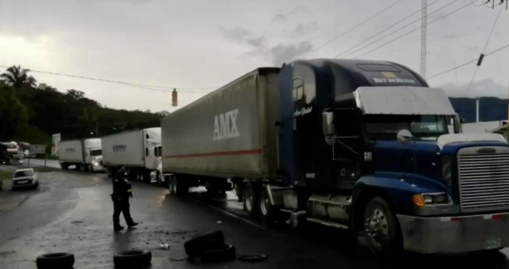 Acuerdo sobre marchamo y transportistas panameños permite levantar mayoría de bloqueos en Zona Sur