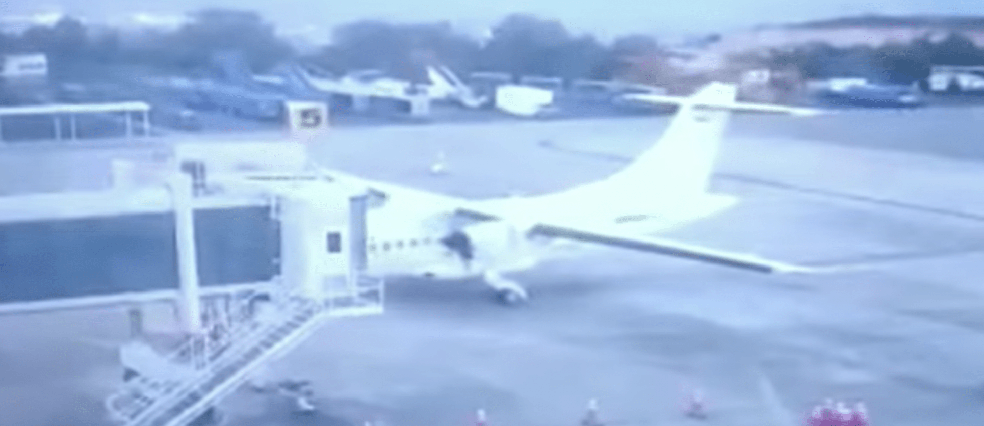 (Video) Avión choca contra puente de embarque y casi atropella a los trabajadores