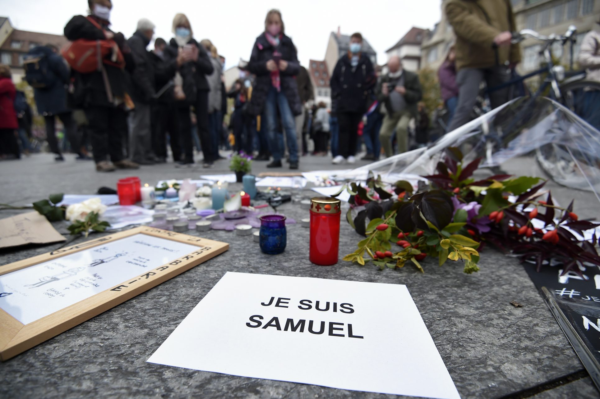 Quince detenidos por decapitación de profesor en Francia; entre ellos cuatro estudiantes
