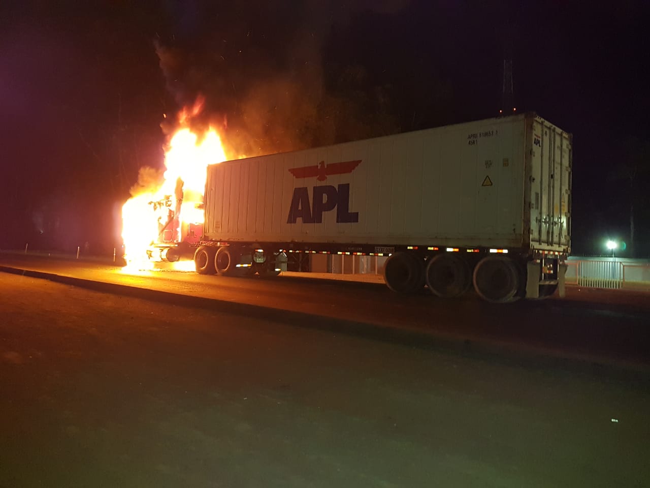 (Video) ¡Vandalismo! Un furgón con producto fue quemado en Limón