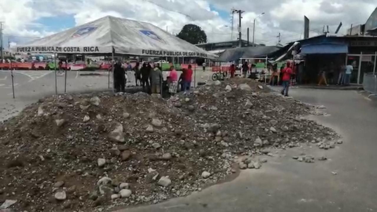 Puestos fronterizos de Costa Rica están bloqueados con piedras, llantas y colchones