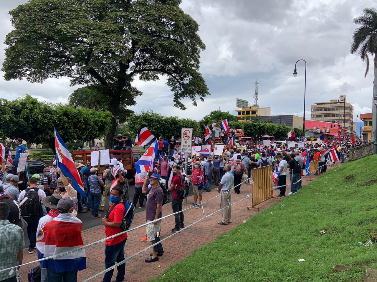 Decenas de personas atienden llamado a marchar en San José