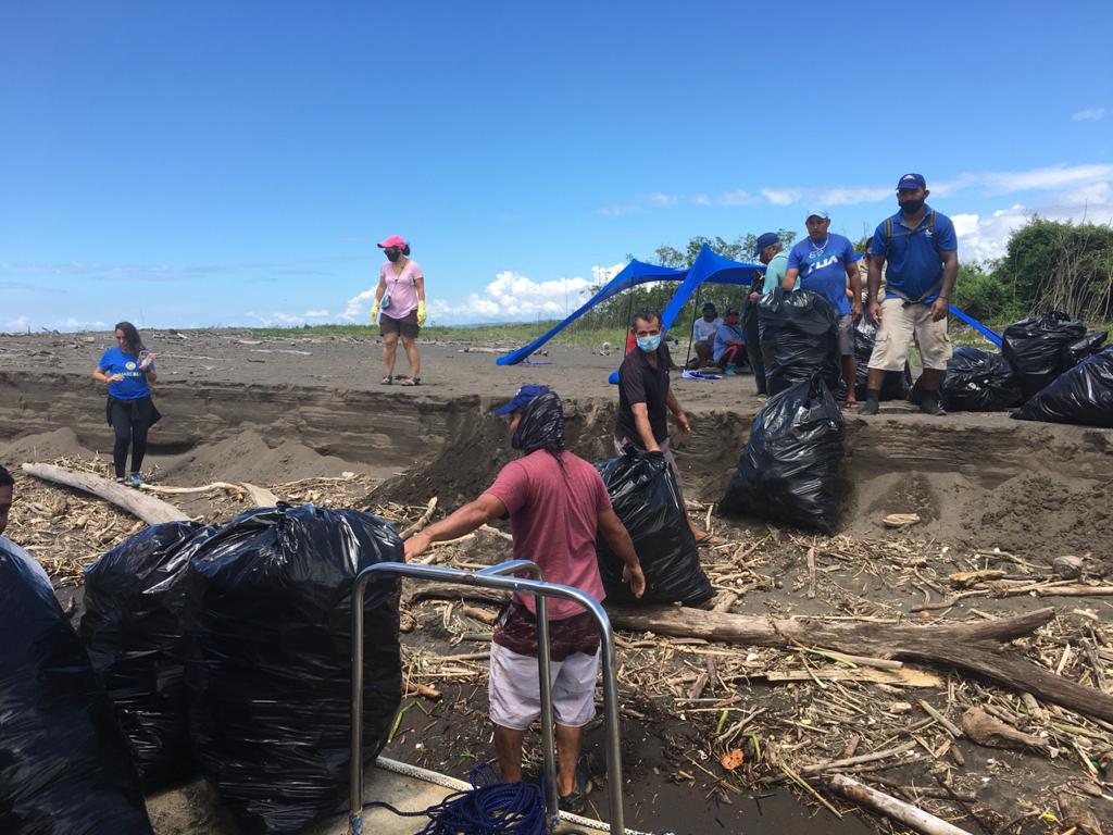 Limpiar ríos y playas le da comida a las familias de Garabito afectadas por covid-19