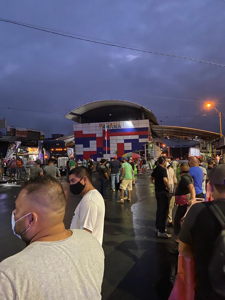 Transportistas ticos bloquean tránsito en Paso Canoas, protestan por medidas panameñas sobre descarga