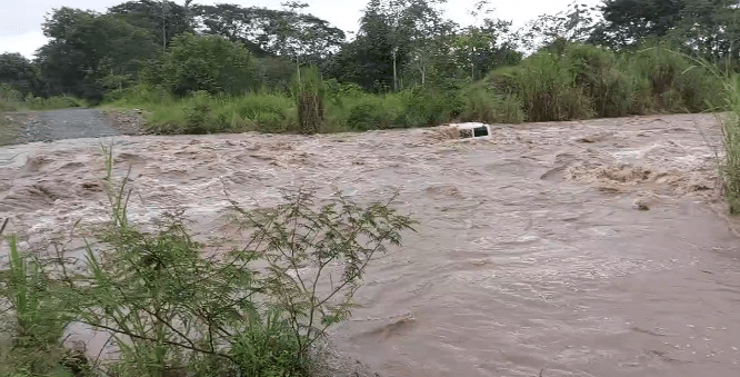 (Video) Ambulancia fue arrastrada por río al evitar bloqueo; 40 puntos siguen cerrados
