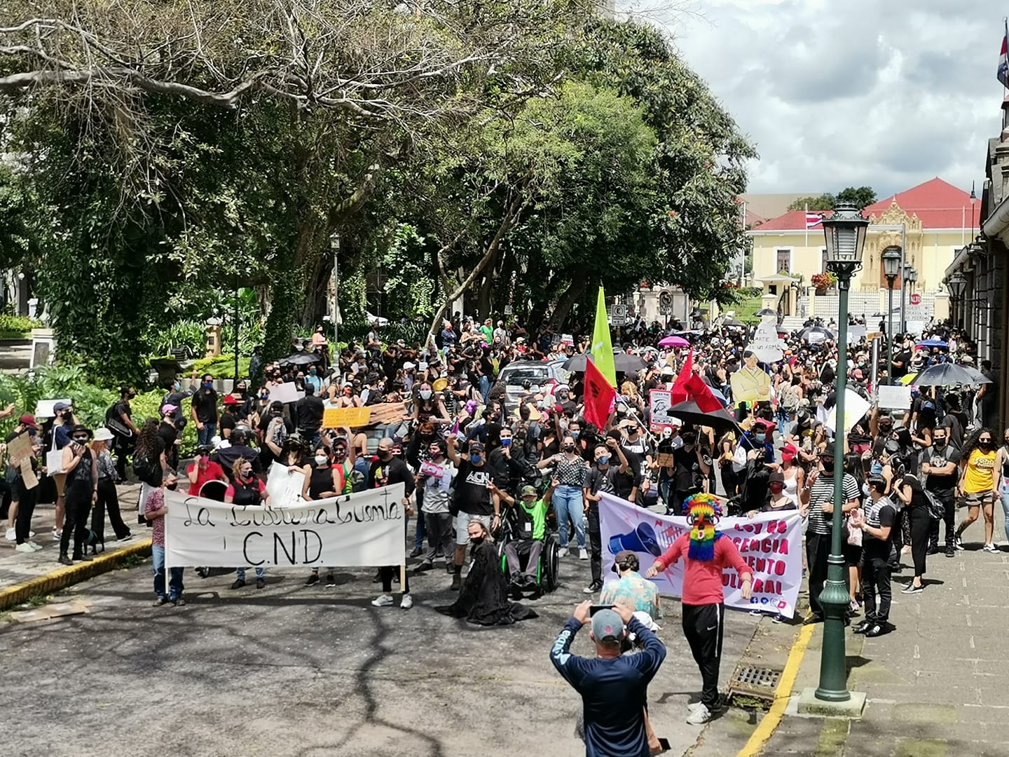 Artistas protestan con un “funeral” en San José por recortes en presupuesto de Cultura