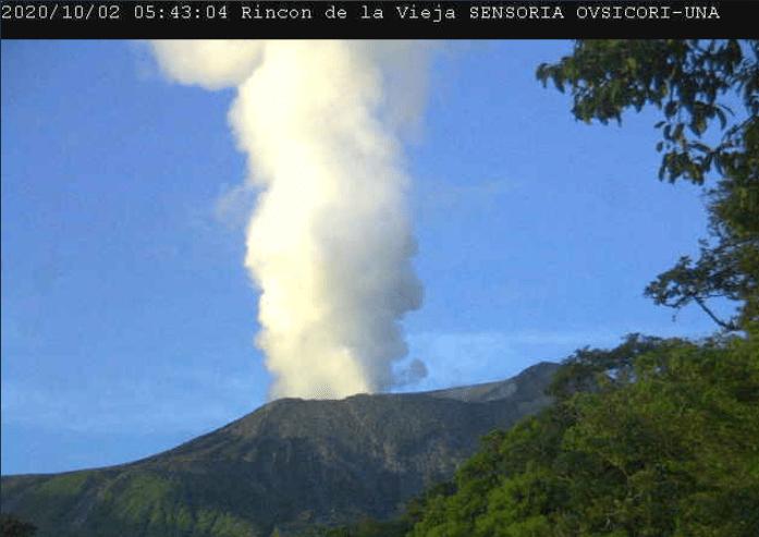 Fuerte actividad se mantiene en el volcán Rincón de la Vieja, erupción de este jueves alcanzó los 2.500 metros