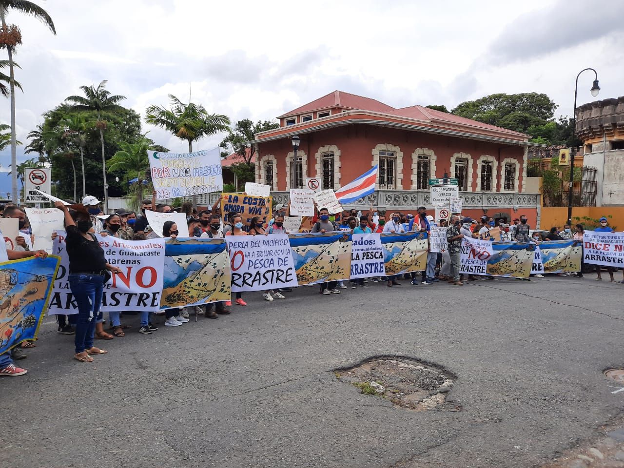 Pescadores artesanales de Guanacaste, diputados y UNA piden vetar la ley de pesca de arrastre