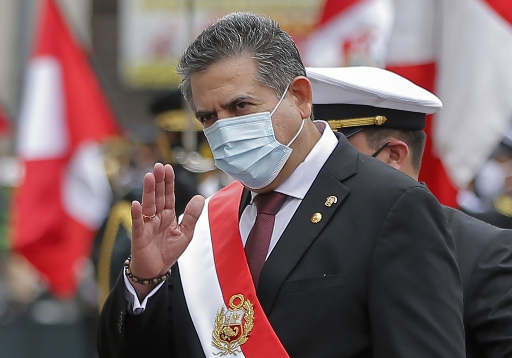 Renuncia presidente de Perú tras 5 días en el cargo