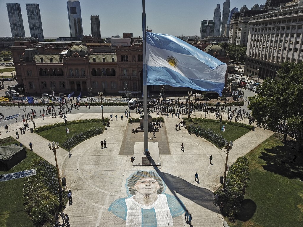 (Video) Argentina despide a su “D10S” con honores de presidente