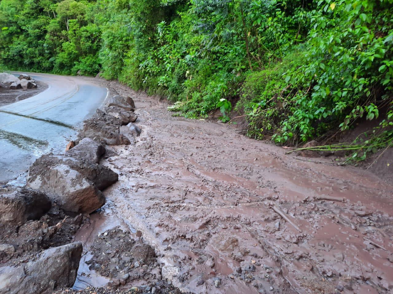 Huracán Eta: Derrumbes por lluvias afectan paso por varias vías del país