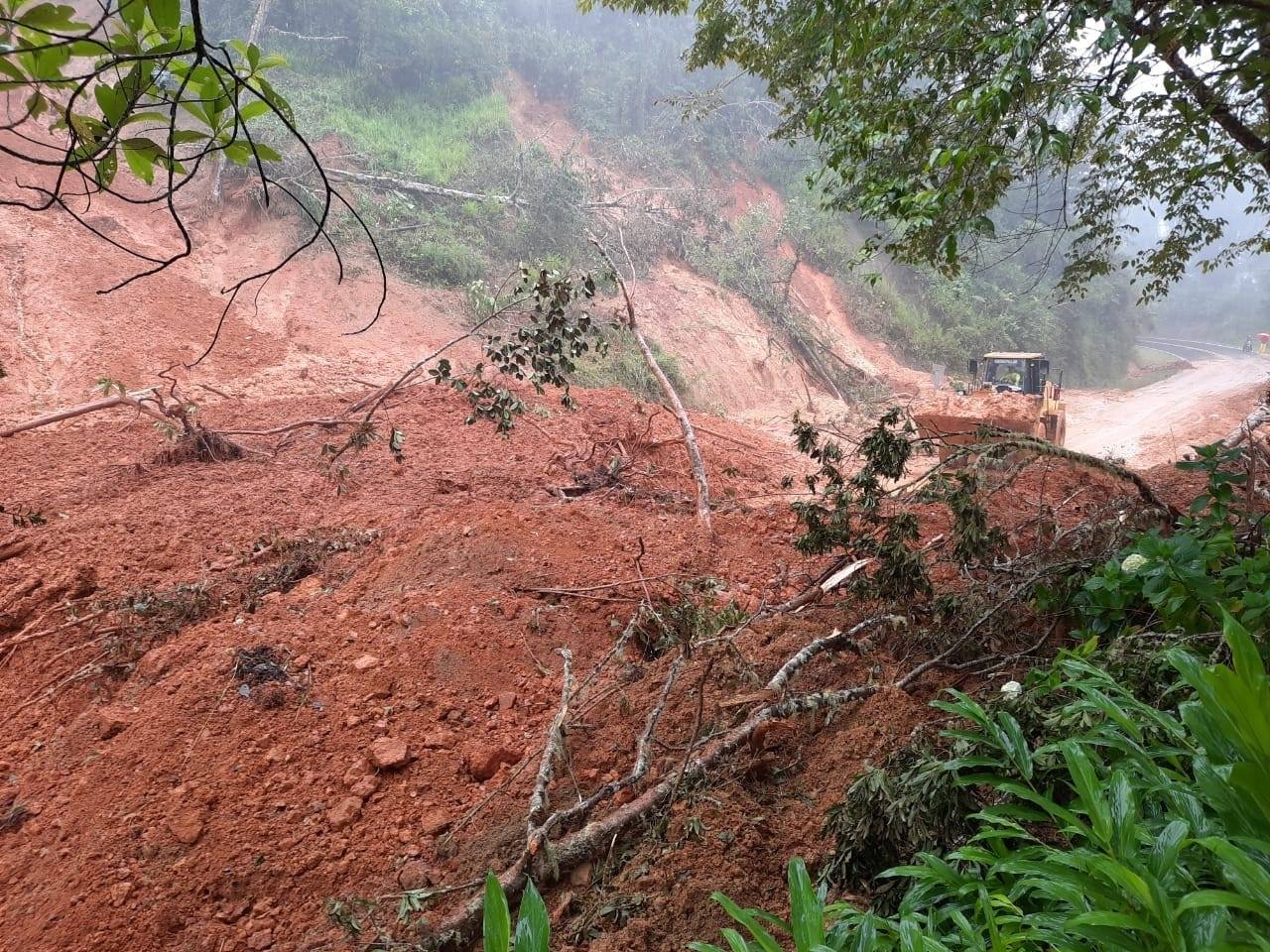 Cerro de la Muerte continúa cerrado por derrumbes en la vía