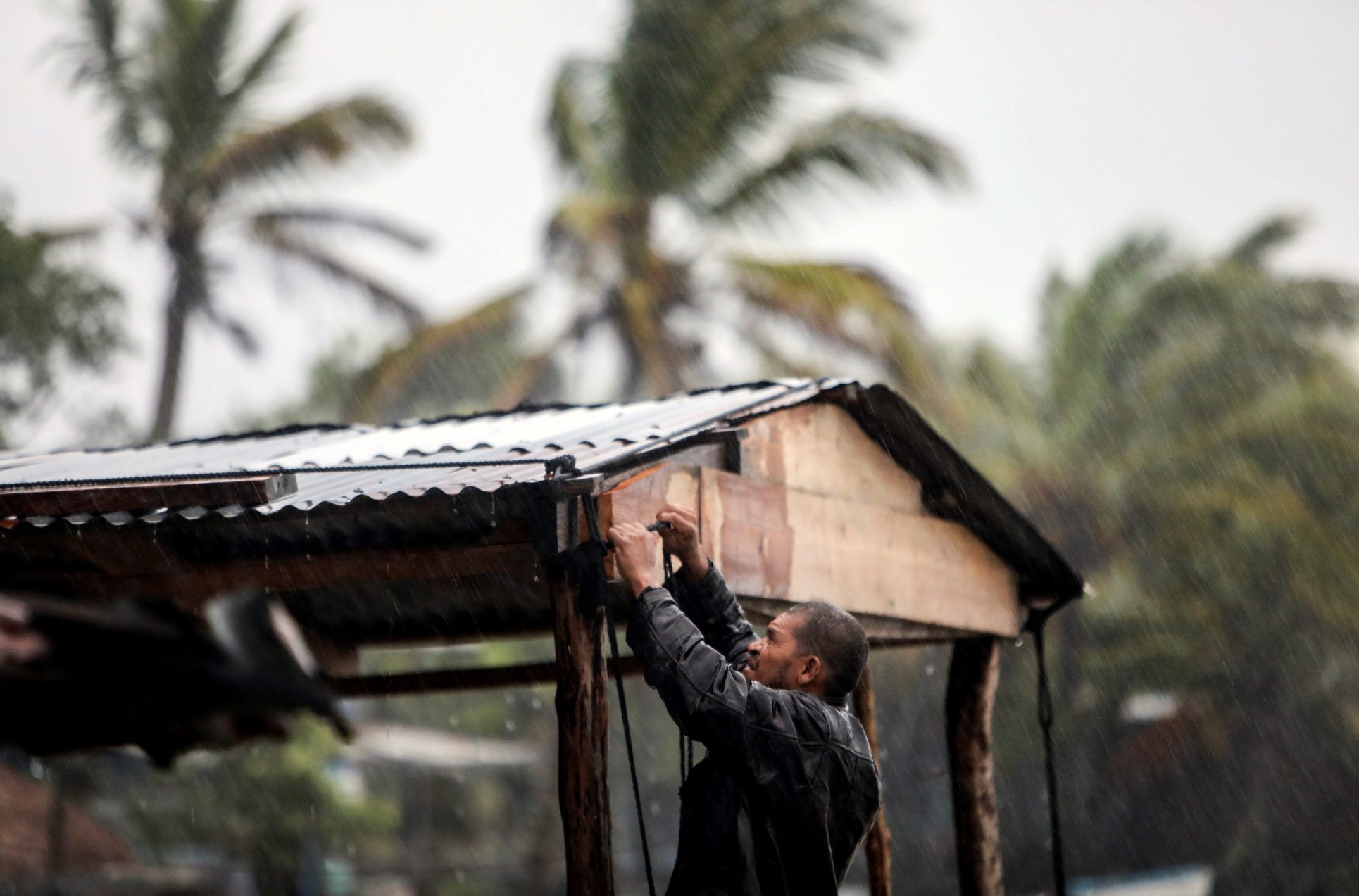 Huracán Eta impacta en costa del Caribe en Nicaragua con fuertes vientos y lluvia